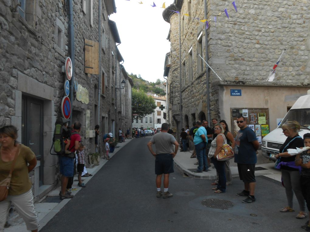 Spectateurs sur le parcours. Place St Bonnet, rue de la Molle, rue des Frères Fabre, rue du Champ de Mars et rue de la Paillette: on a fait le tour du village, construit en cercle autour de la place du Champ de Mars