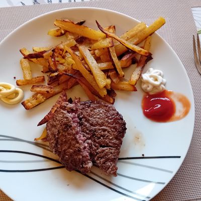 Frites de pommes de terre fraîches au four avec très peu d'huile