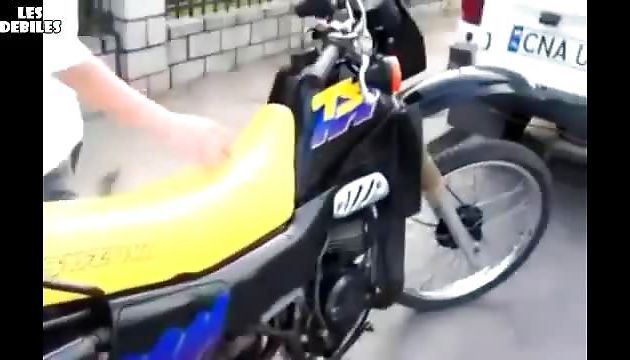 Fille russe essaye une moto - Video