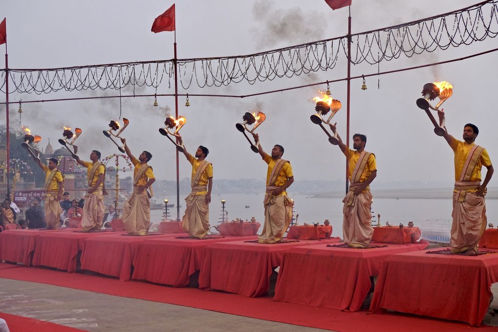 7 prêtres, 7 parapluies, 7 lampes à huile, un chiffre à forte symbolique puisqu'il évoque la résurrection, la découverte de soi, le détachement et le renouvellement, toute la spiritualité de l'Inde en un seul chiffre. Et puis cette foule, tous ces fidèles convaincus et transportés qui viennent à pied ou en bateau.