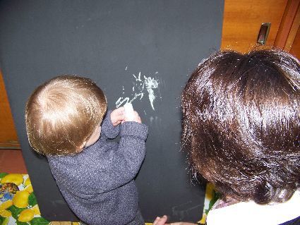 Modules d'atelmiers de découverte plastique et sensorielle destiné aux enfants, parents et assistantes maternelles.
Techniques : Crauie de rue, pastel gras et brou de noix, craie de rue sur supports sonorisés