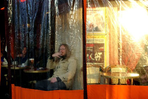 reportage sur l'interdiction de fumer, à Paris, février, mars 2010. Voir le reportage en entier "Les bars de Paris"