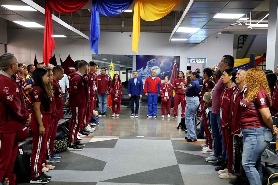 Lacava acompañó salida de atletas de Carabobo a XXI Juegos Deportivos Nacionales en el oriente de Venezuela