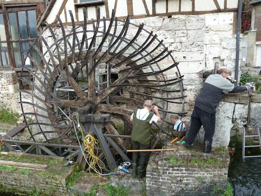 démontage des cercles, cornières, meulage des boulons oxydés sur la roue, décapage, peinture