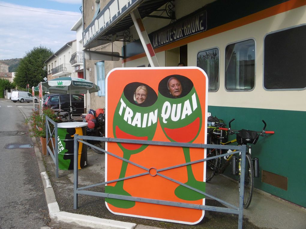 le barnum du camping de Charmes - Gerhart et son tricycle puissant - le transport fluvial - passage au TRAIN-QUAI, Musée-Bar de la SNCF à la Voulte sur Rhône