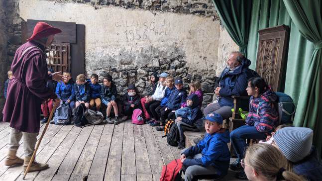 Classe de découvertes : JOUR 4 : en route pour le Château de Murol et lac Pavin