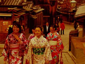 une promenade dans le quartierde notre auberge : Gion . on peut y appercevoir des geishas qui se promenent nonchalament 