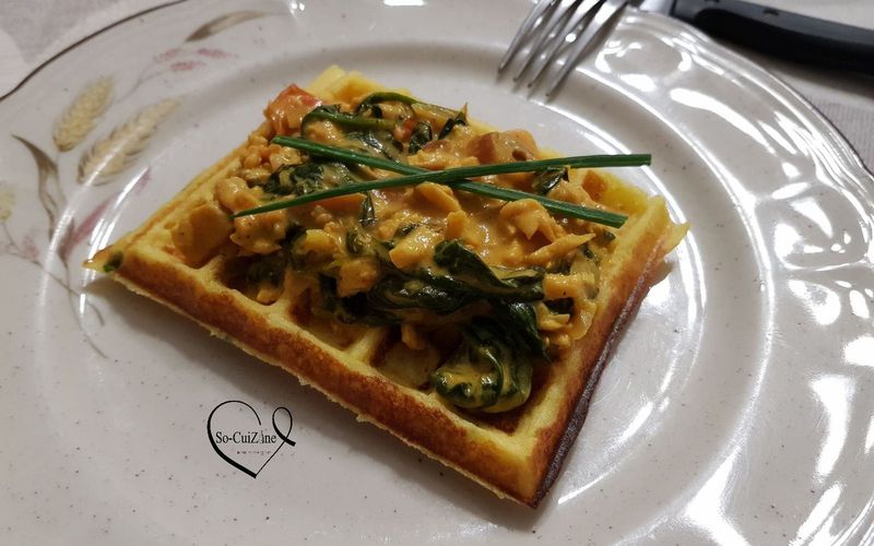 Gaufres salées aux flocons surmontées de son crémeux de saumon fumé aux épinards et tomates cerise