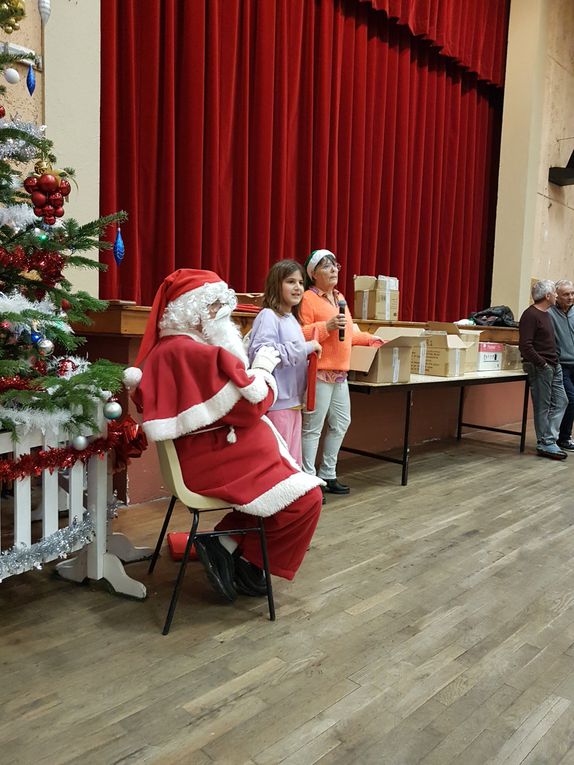 Mane - Distribution de cadeaux aux enfants de l'école