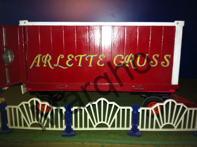 touts mes conteneurs transport de matériels du cirque d'Arlette Gruss
Customisé