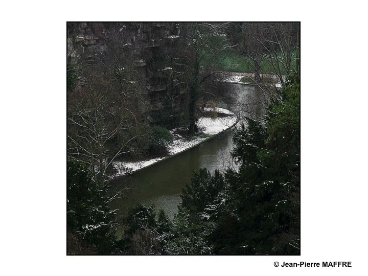 Dans le parc des Buttes Chaumont, à Paris, la neige crée des graphismes inattendus et révèle un autre monde d'une beauté idéalisée et éphémère.