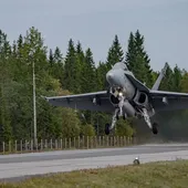 F-18 Hornet finlandais, F-35A américains, Eurofighter allemands et bien d'autres se sont entrainés depuis une autoroute finlandaise