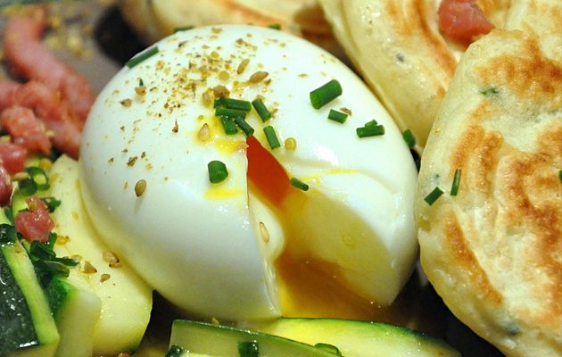 Blinis aux herbes fraîches, courgettes, bacon et oeuf mollet 