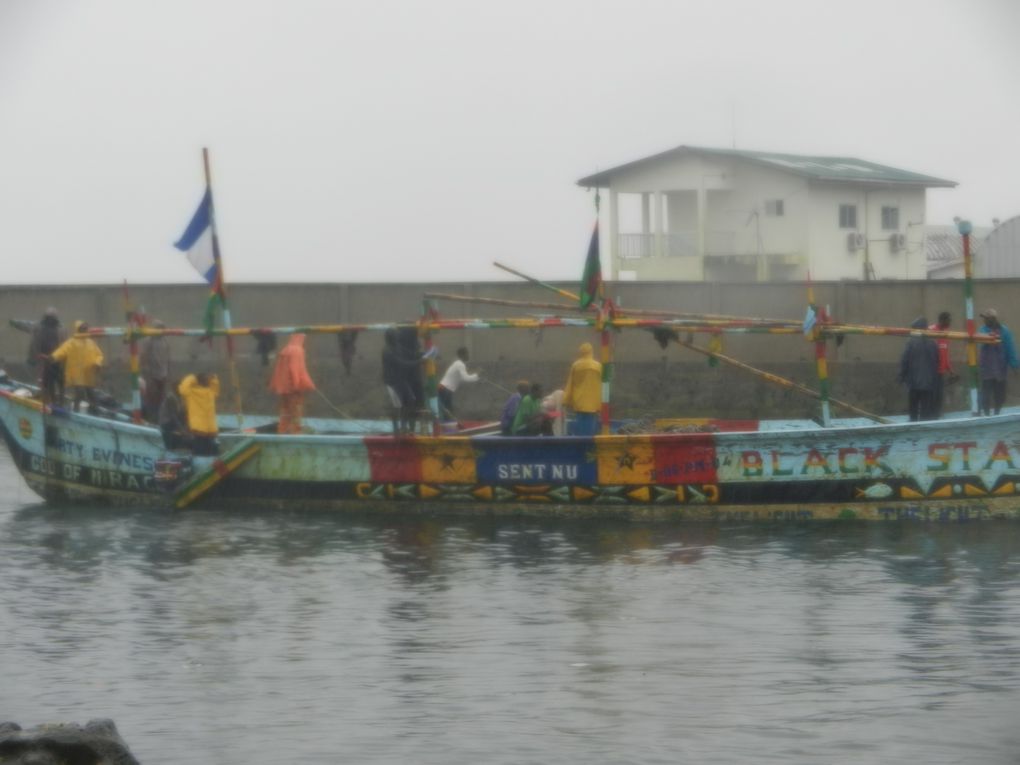 Limbé et ses plages, son parc botanique, son centre de la faune, son activité. Buea base pour le Mont Cameroun et le pont M'Fundi base pour le Nigeria