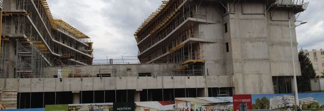 la construction de logements au plus bas.