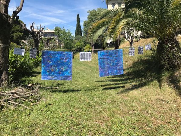 La maîtresse a plastifié nos photos et nos affiches et les a installées dans les jardins de l'ESPE Stephen Liégeard de Nice pour l'exposition.