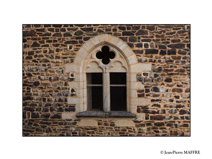 Un château fort construit actuellement avec les outils et le savoir-faire du moyen âge. Avec toute mon admiration et mon respect pour tous les “œuvriers“ de Guédelon.