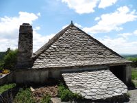 La vieille ferme restaurée qui abrite ce qui pourrait être une des sources de la Loire. A l'intérieur, une boutique où sont exposés des objets anciens.