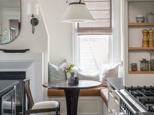 Table ronde et banquette, la bonne idée déco
