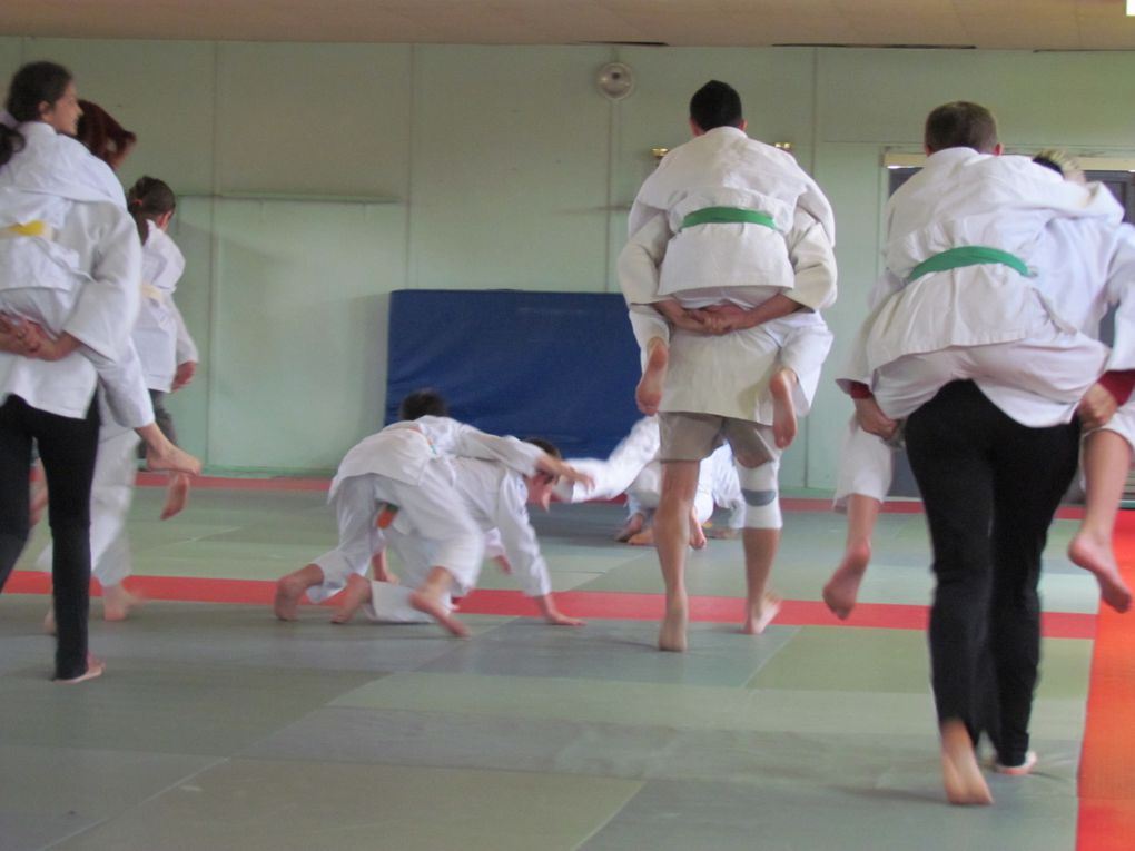 Les enfants heureux de faire monter les parents pour un cours judo....merci à eux d'avoir jouer le jeu, vos enfants ont apprécié , vous aussi apparement ! sortie de tatamis avec le sourire ....MERCI  à refaire :)