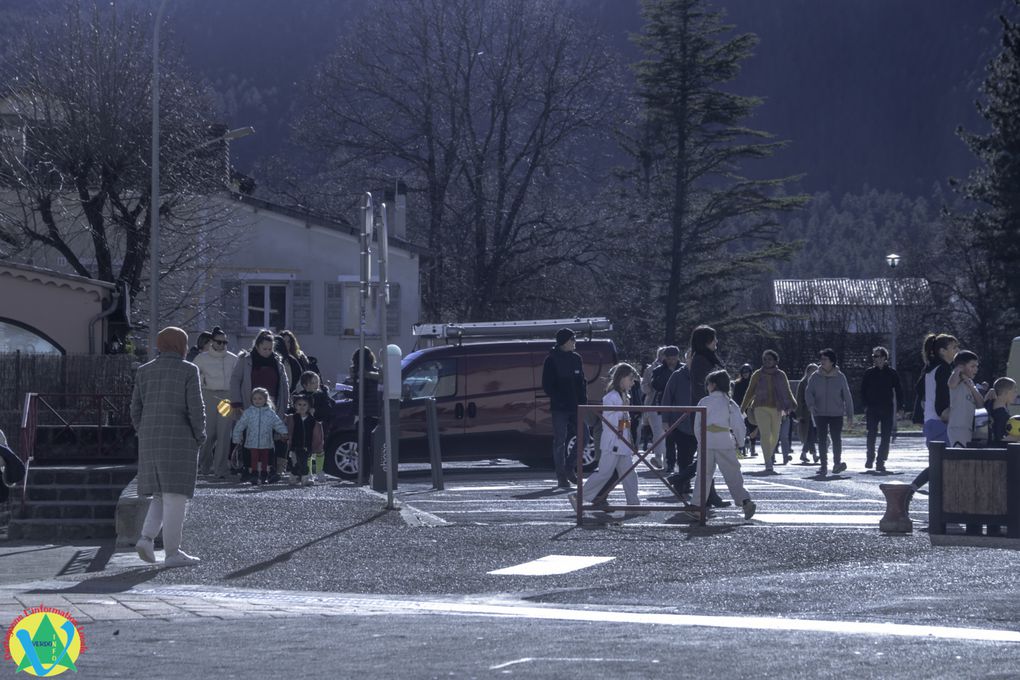 Carnaval des écoles à Saint André les Alpes : un défilé haut en couleur sur le thème des Jeux olympiques.