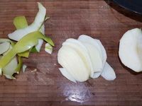 2 - Peler les pommes et détailler en lamelles. Faire revenir quelques minutes dans une poêle avec le beurre en remuant. Rajouter 3 cl de calvados et faire flamber. Incorporer les pommes dans la pâte. Beurrer et fariner un moule à manquer et le remplir de la préparation. Saupoudrer de sucre vanillé et enfourner 30 mn environ th 7 (210°). Sortir du four et laisser tiédir avant de démouler.