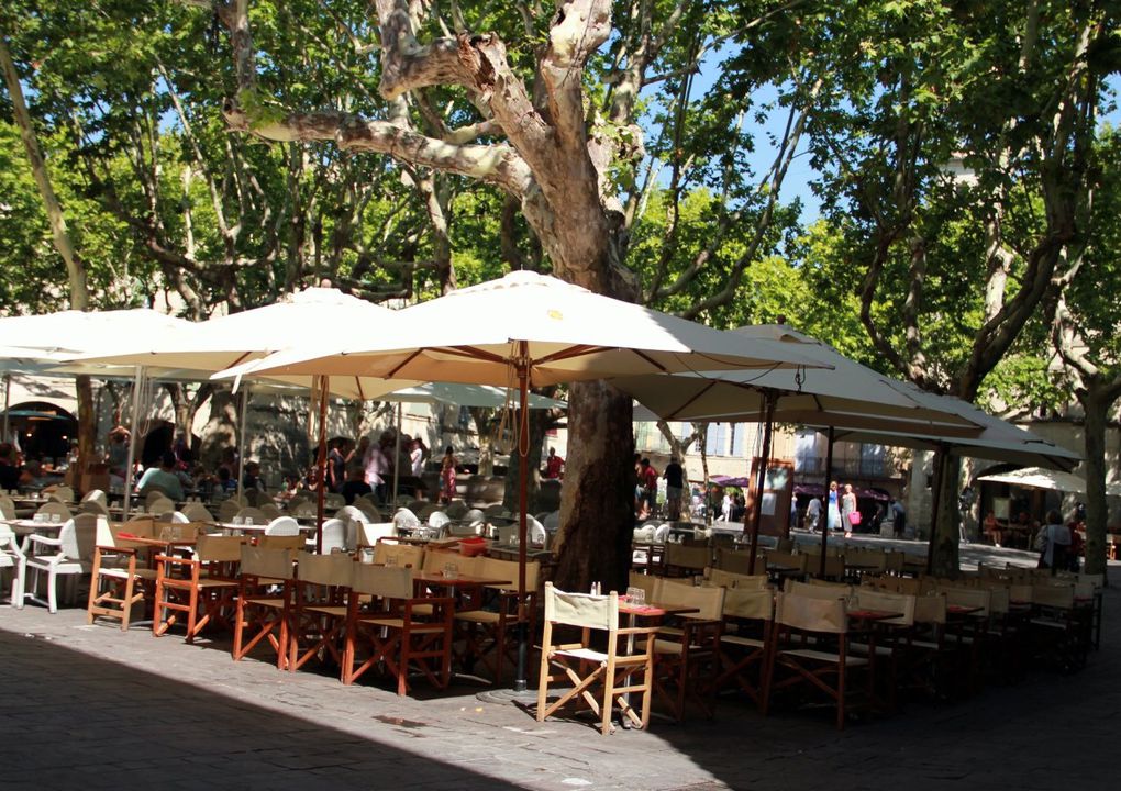 Dans le gard, Uzès, cité ducale au charme historique, offre au visiteur des trésors architecturaux. Ses maisons aux façades travaillées. Sa célèbre place aux Herbes.