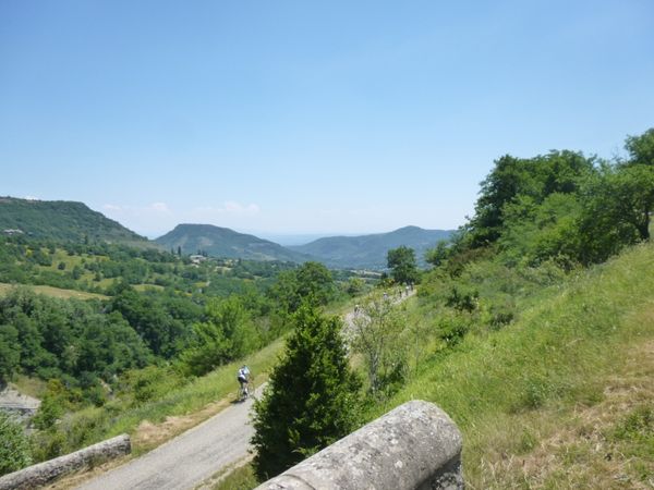 Après une belle descente dans la vallée du Lavézon, nous rejoignons (moyennant quelques détours) la ViaRhôna. 