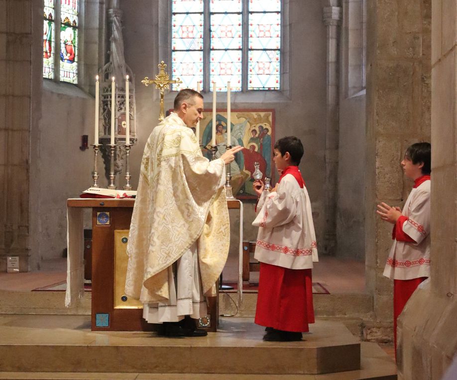 Sainte Messe de la Transfiguration au cours de laquelle a eu lieu le Baptême de Elya, l'enfant miracle de Alan et Cyrielle