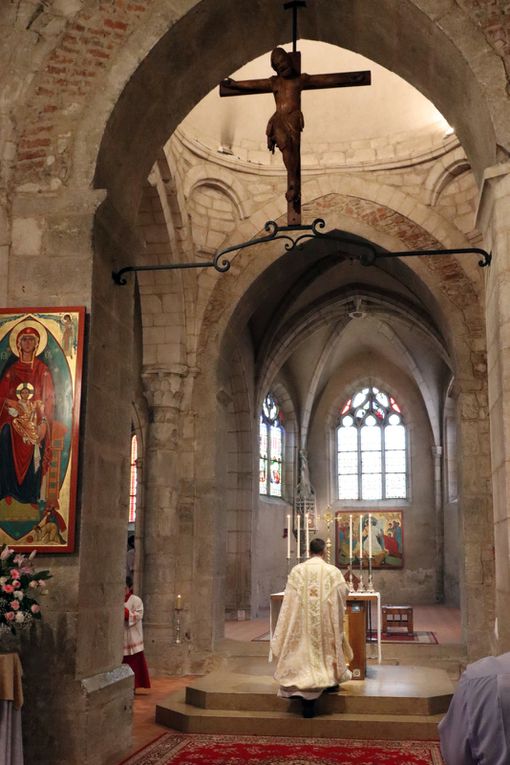 Sainte Messe de la Transfiguration au cours de laquelle a eu lieu le Baptême de Elya, l'enfant miracle de Alan et Cyrielle