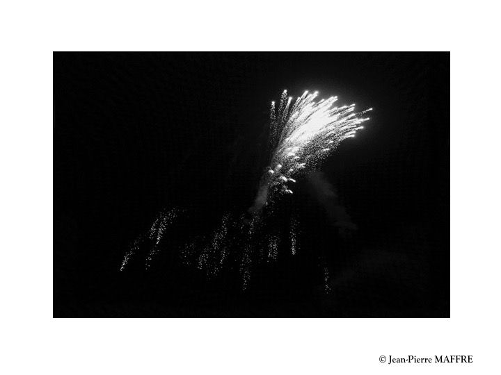 Le déchaînement de lumières et de couleurs d'un feu d'artifice se prête facilement au caractère épuré de la photo en noir et blanc.