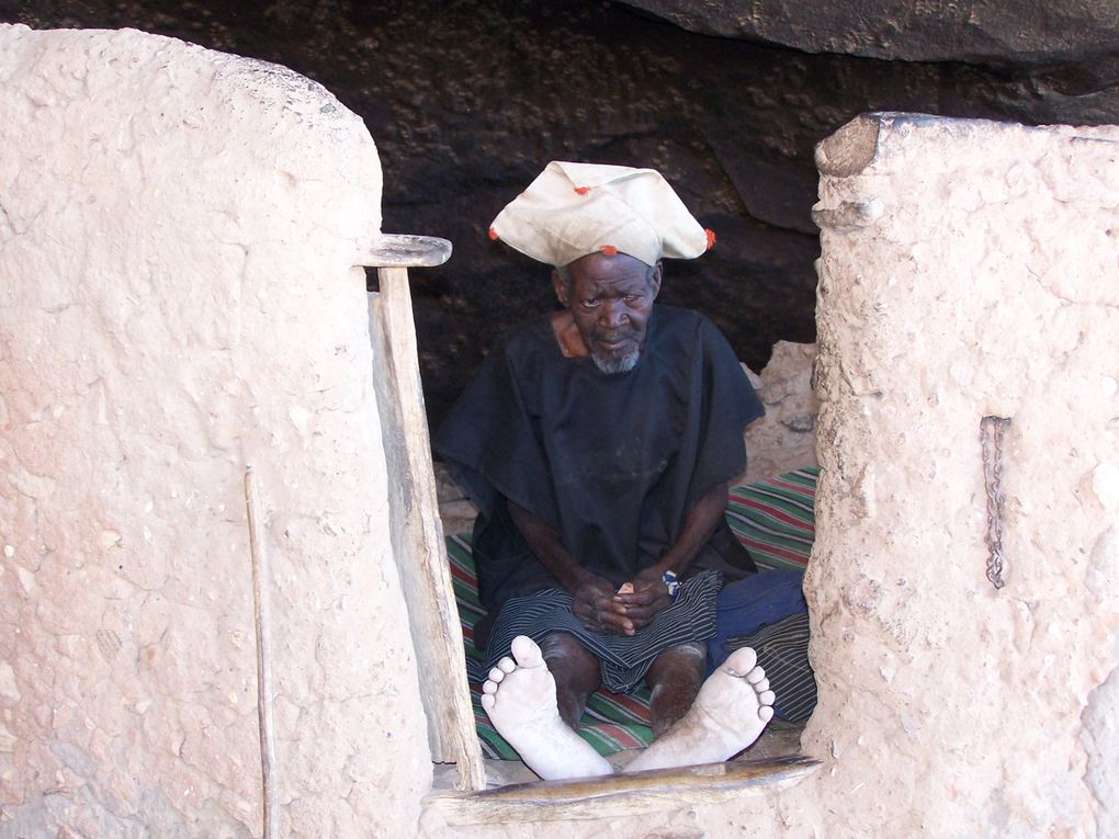 Troisième et dernier voyage dans ce pays Dogon que j'aime temps, ... le tourisme se développe, les gens du pied de la falaise sont intéressés ... il est temps de se souvenir.