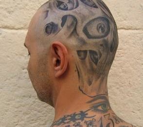 L'homme le pus tatoué de France crane tatoué par Jammy Tattoo