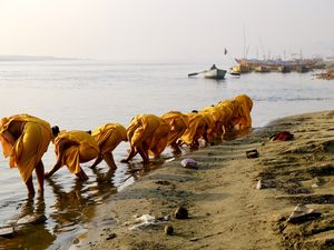 Ils étaient partout les "enfants jaunes", ils ont colorié le Ganges et illuminé les Gaths de toute leur énergie et leur joie de vivre. Très photogéniques, ils m'ont permis de prendre une série de photos pleines de poésie