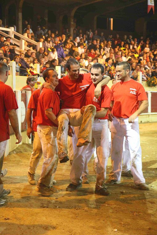 Arènes Parentis 13-08-2010
Croque-vache contre les Pompiers!!