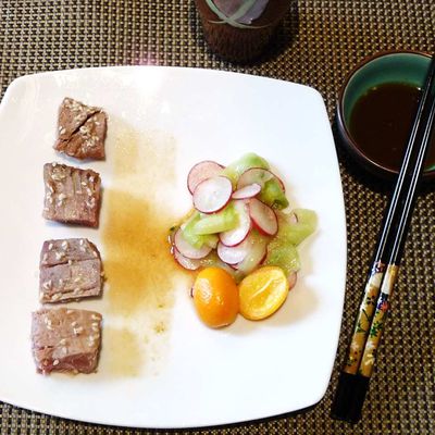 Tataki de thon au sésame, salade croquante à la japonaise