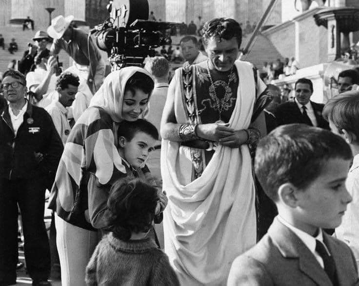 On the set of Cleopatra, in Roma - Richard Burton takes Liza in his arm and laughs with Elizabeth Taylor - Elizabeth Taylor and Richard Burton, surrounded by the children: Liza Todd, Michael Jr. and Christopher Wilding.