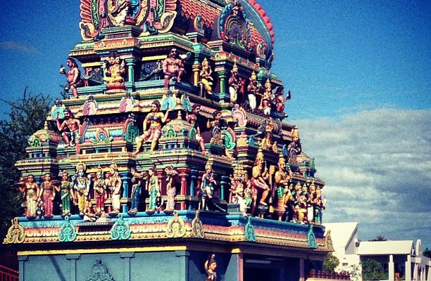 Temple hindou, au milieu d’un village perdu.. . C’est ouf toute ses couleurs quand même :O ! #temple #hindou #religion #island #reunion #colorful #beautiful #sky #blue #instagood