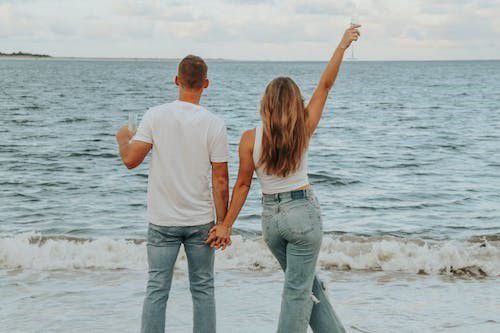 Un couple face à l’océan 