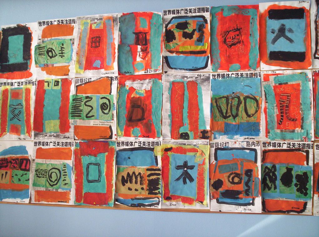 travail d'initiation pinceaux, bambous sur papiers marouflés, journaux et grandes bâches collectives.dans trois classes maternelles. 2009