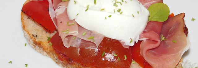 Bruschetta tomates séchées - speck - mozzarella di bufala