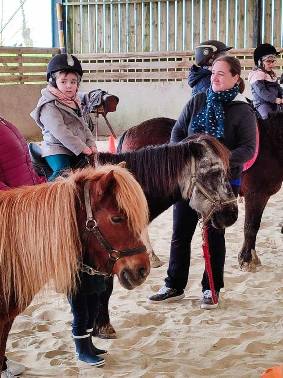 Séance 1 classe TPS PS.  Mardi 2 avril était le grand jour! Nous attendions avec impatience cette matinée poneys qui a fait plaisir à tout le monde! 3 ateliers ont été proposés : découverte de l'animal dans l'écurie, promenade à dos de poneys dans le manège, production artistique et lecture/chants dans la salle d'activité.  vivement la semaine prochaine !