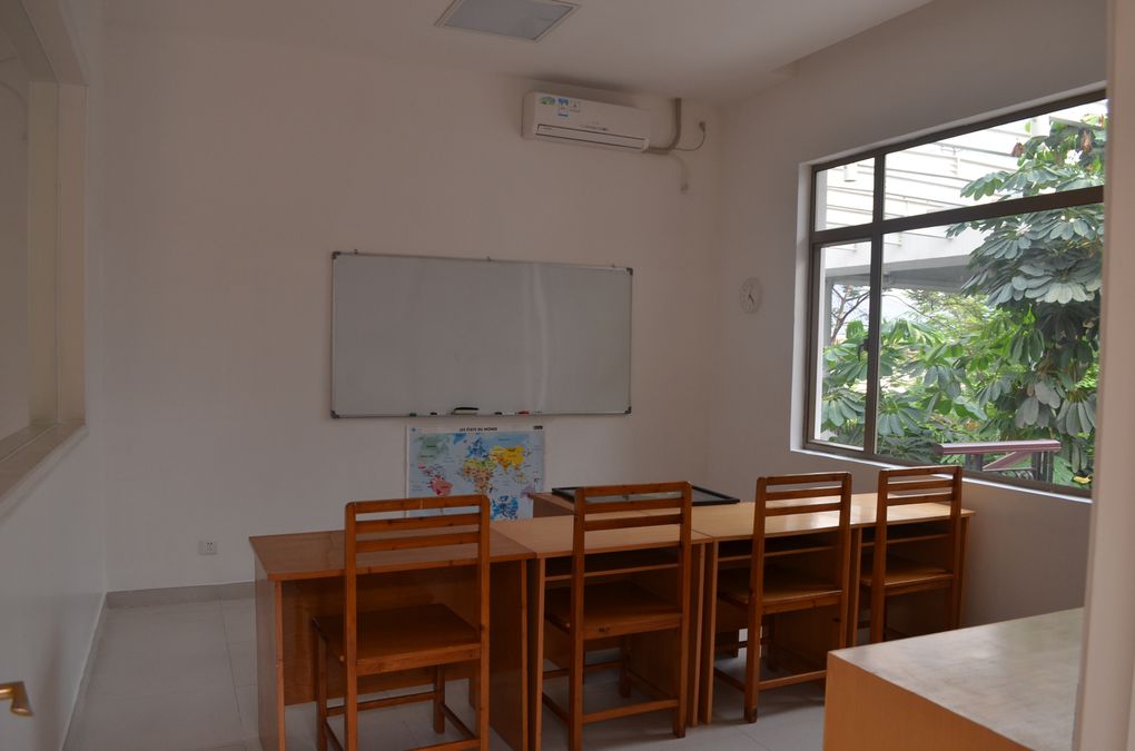 Dans l'ordre : entrée principale, salle des profs & casiers, maternelle où vous allez passé un peu de temps, aire de jeux/récréation à surveiller, salle de 5ème puis de 4ème à regrouper, classe de 6ème à aménager...