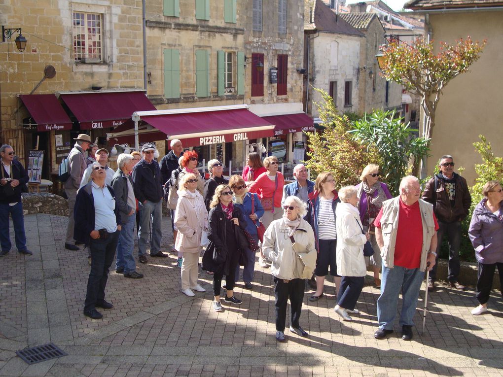 Visite guidée et commentée de la vieille ville de Bergerac. Visite du musée du tabac. Certaine photos date d'un précédent voyage.Repas sur le bord de la Dordogne.