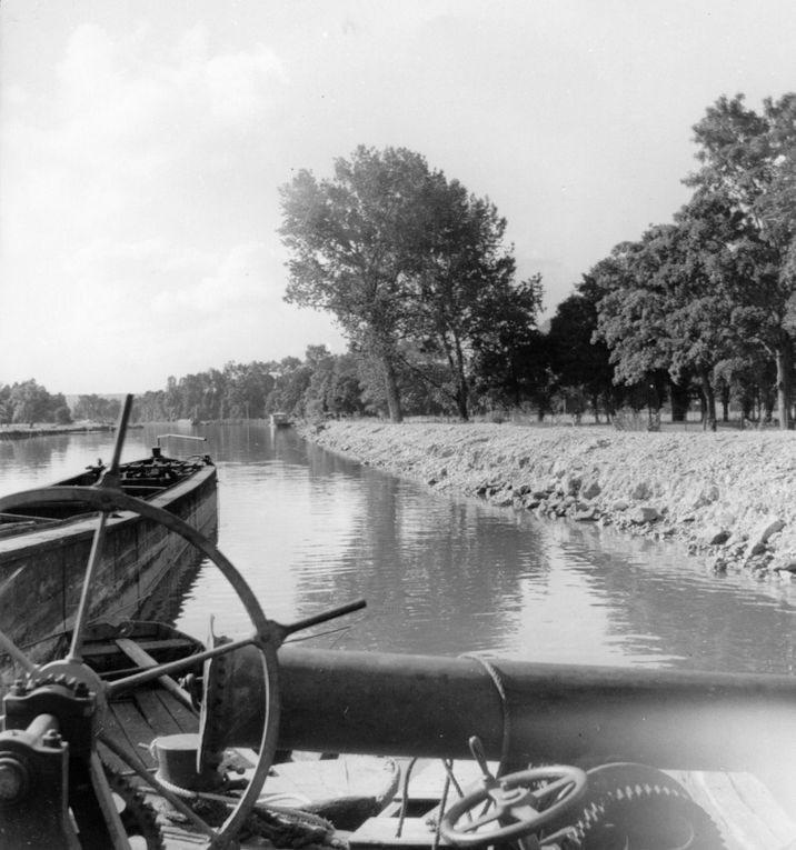 Suivi photographique du chantier de restauration des écluses et du barrage à la Libération.