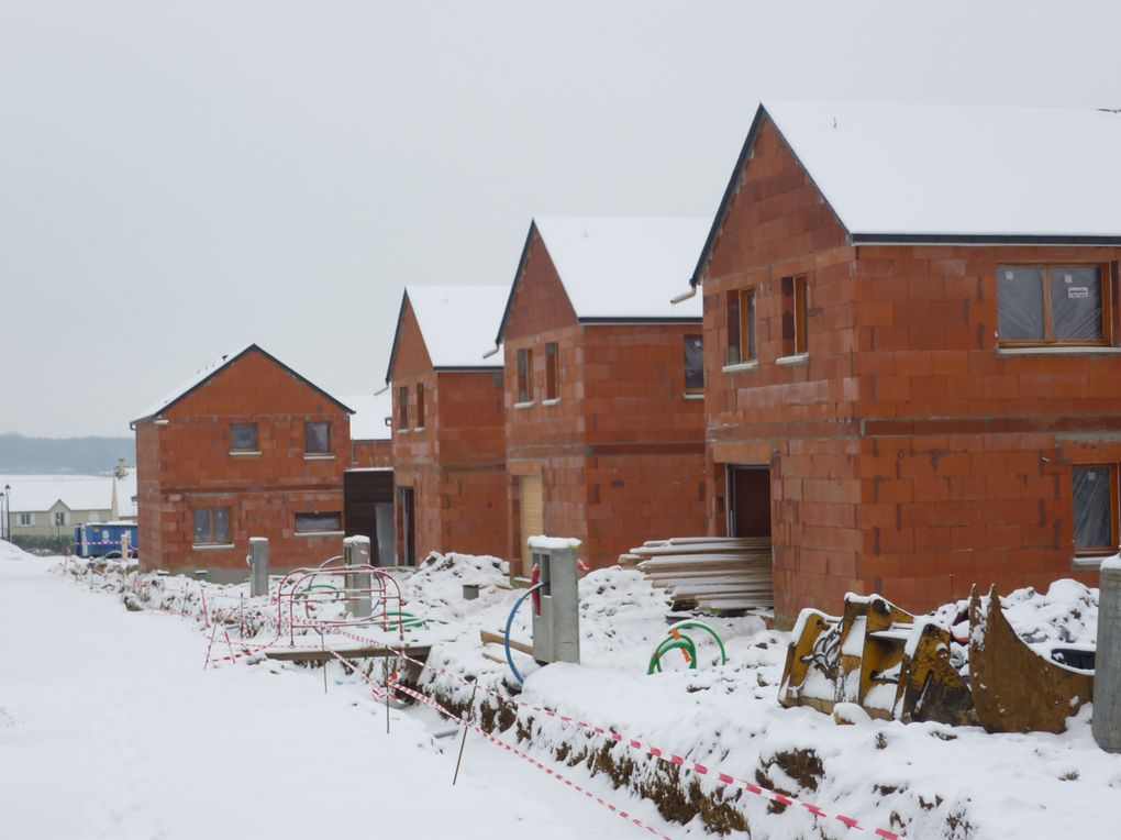 19 janvier 2013

 la neige est tombée
 pendant la nuit et les luges sont de sorties
 et voiçi quelques photos des
 nouvelles maisons en cours 
de construction au
Mont de l'Aigle