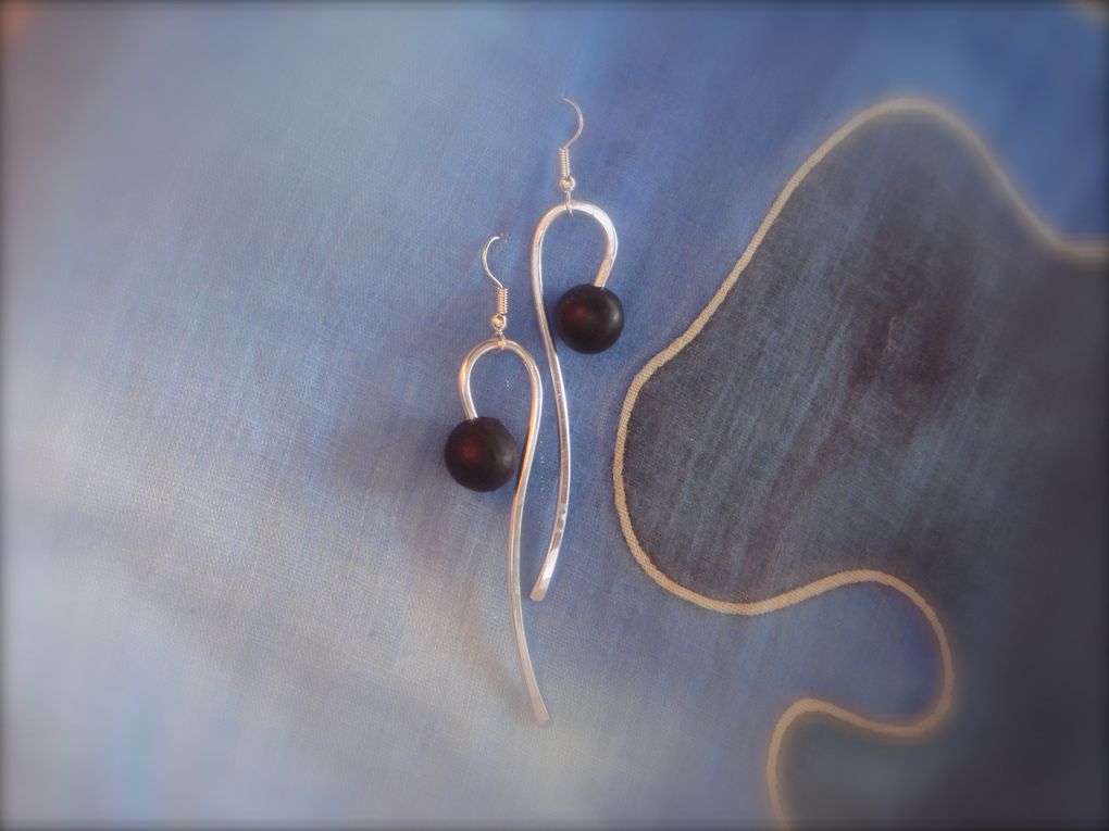 Boucles d'oreilles en aluminium et perle de Tahiti.