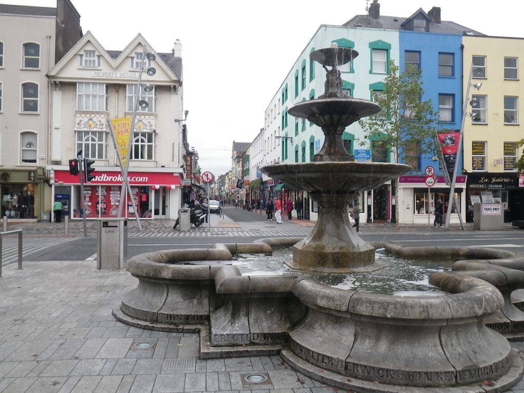 Cork avec ses petites maisons modestes et colorées, ses bâtiments modernes et design... un vrai contraste!