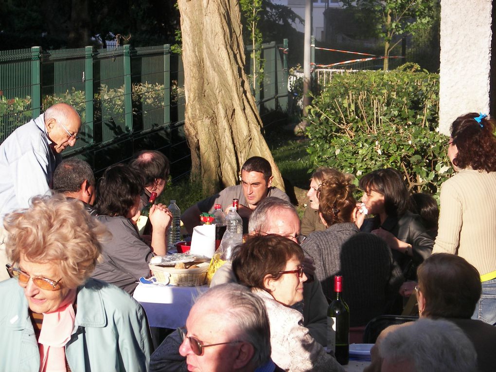 Le repas de notre résidence un soir de 28 mais 2009 avec une cinquantaine de convives