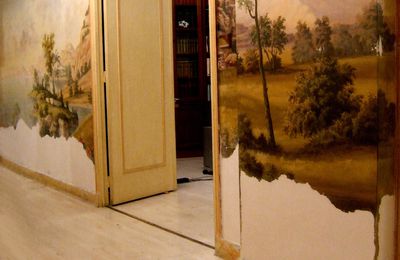 Reconstitution d'une peinture murale dont toute la partie basse a disparu.